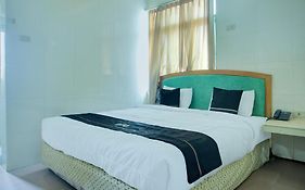 Townhouse Oak Palembang Near Jembatan Ampera Formerly Azzura Hotel